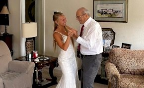 Szívszorító romantika: a nappaliban pótolták be az elmaradt menyasszonyi táncot 